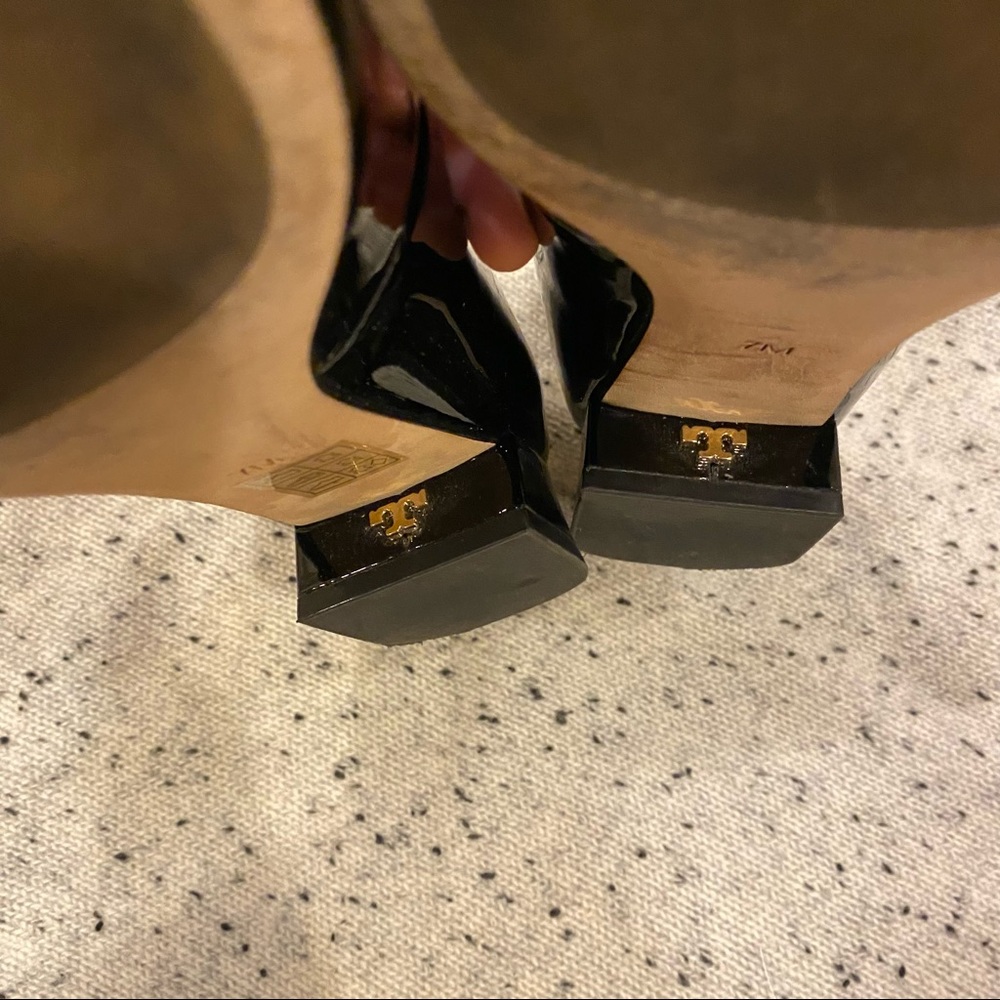 Tory Burch Patent Leather Black Logo Pumps Size 7 - Picture 5 of 8